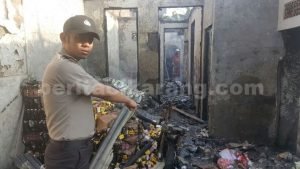 Anggota Kepolisian saat menunjukan rumah nomor 27 milik Maryono (50) yang hampir seluruh bagian ludes dilalap api, Rabu (08/06).