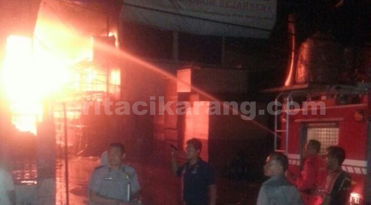 Petugas Pemadam Kebakaran saat berusaha memadamkan api di salah satu toko bangunan di Cikarang Selatan.