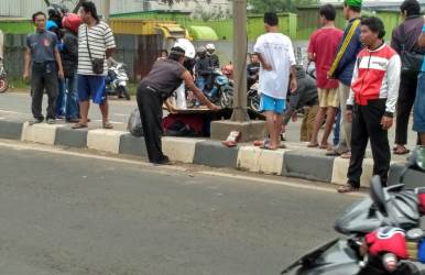 Korban kecelakaan lalu lintas di jalur pantura, Kecamatan Kedungwaringin, Kabupaten Bekasi, Sabtu (25/06).