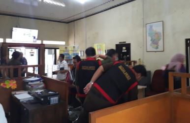 Petugas Kejaksaan Negeri Kabupaten Bekasi saat menggeledah Kantor Desa Karang Asih, Rabu (23/05).