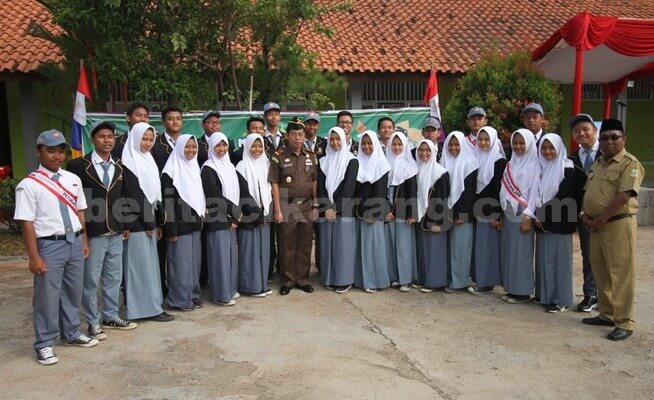 Kepala Kejari Cikarang, Risman Risman Tarihoran foto bersama dengan siswa dan siswi SMAN 1 Cikarang Pusat usai menjadi pembina upacara di program Jaksa Masuk Sekolah (JMS).