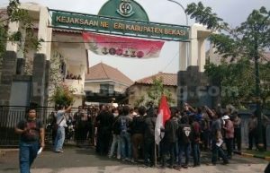 Massa yang tergabung dalam Gerakan Masyarakat Anti Korupsi (Gema Aksi) saat menggelar aksi demonstrasi di depan Kantor Kejari Kabupaten Bekasi, Rabu (06/09).