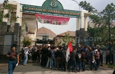 Massa yang tergabung dalam Gerakan Masyarakat Anti Korupsi (Gema Aksi) saat menggelar aksi demonstrasi di depan Kantor Kejari Kabupaten Bekasi, Rabu (06/09).