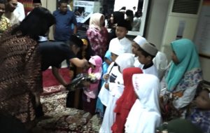 Kepala Kejaksaan Negeri Kabupaten Bekasi, Risman Tarihoran saat menyerahkan santunan kepada anak yatim piatu di acara buka puasa bersama, Kamis (23/05).