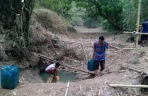 Warga Kp. Anggong RT 01/03 Desa Ridogalih Kecamatan Cibarusah saat mengambil air di sumur galian, satu-satunya sumber air bagi warga pada musim kekeringan ini.