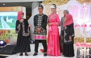 Penasihat Himpunan Ahli Rias Pengantin Indonesia (HARPI) Kabupaten Bekasi, Nurhaety saat memperkenalkan Busana Pengantin 'Kembang Gede' Khas Kabupaten Bekasi versi abangan di acara Bridal Festival 2018, Jum'at (06/04) pagi.