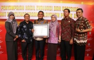 Plt Bupati Bekasi, Eka Supria Atmaja dan sejumlah kepala OPD foto bersama usai menerima penghargaan dari Kementerian Pendayagunaan Aparatur Negara dan Reformasi Birokrasi (PAN-RB) Republik Indonesia.