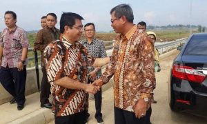 Kepala Badan Koordinasi Penanaman Modal (BKPM) RI, Franky Sibarani saat bertemu dengan Wakil Bupati Bekasi, Rohim Minaterja untuk berdialog tentang persiapan Pemerintah Kabupaten Bekasi menerapkan pelaksanaan Kemudahan Investasi Langsung Kontruksi (KLIK) di dua kawasan Industri di Kabupaten Bekasi.