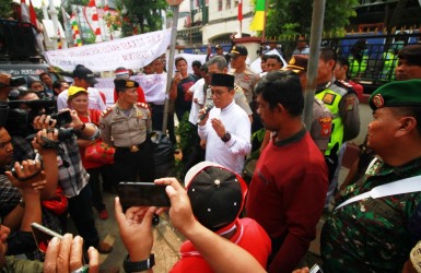 Kepala BPN Kabupaten Bekasi, Deni Santo saat menerima puluhan masyarakat yang menggelar aksi di depan Kantor BPN Kabupaten Bekasi, Senin (22/10).