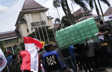 keranda mayat di depan kantor Bupati