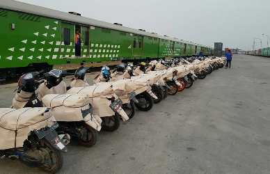 Di Kabupaten Bekasi, proses bongkar muat sepeda motor menggunakan fasilitas emplacement (stasiun kereta barang) Cikarang Dry Port.