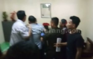 Keributan kecil yang terjadi akibat tudingan yang disampaikan Kepala Kejaksaan Negeri Kabupaten Bekasi, Risman Tarihoran saat melakukan pertemuan dengan para perwakilan pengunjuk rasa di ruang pengaduan Kejari Kabupaten Bekasi, Rabu (06/09).