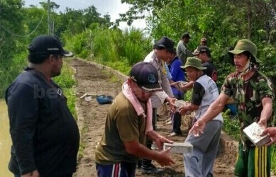 kerja bakti jalan desa pantai bahagia