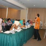 Perwakilan dari Badan Kesbangpol Provinsi Jawa Barat saat memenyampaikan materi Pendidikan Politik di hadapan ratusan anggota Persit dan Bhayangkari.