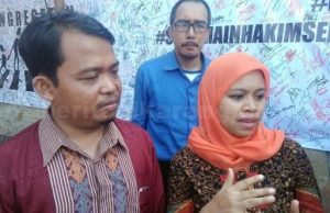 Ketua KPAI, Susanto (kiri) didampingi Komisioner KPAI dan Komisioner KPAD Kabupaten Bekasi saat ditemui sejumlah awak media, Selasa (08/08)