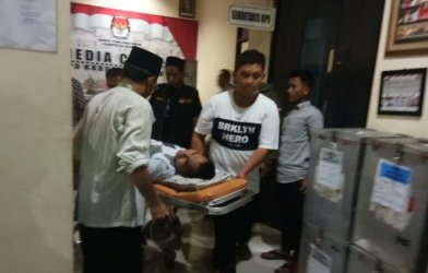 Ketua KPU Kabupaten Bekasi, Jajang Wahyudin saat dilarikan petugas ke RSUD Kabupaten Bekasi, Selasa (07/05).