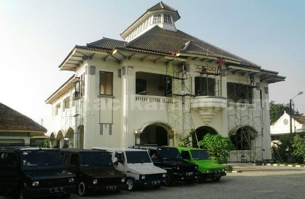Anggota Toyota Kijang Kotak Indonesia (TKKI) Bekasi saat memarkirkan kendaraannya di Gedung Juang 45 Tambun, Jl. Raya Sultan Hasanudin, Kecamatan Tambun Selatan pada Rabu (15/06) sore.