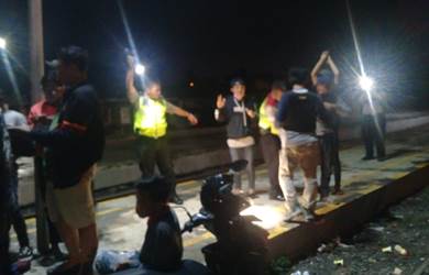 KKYD yang dipimpin Kapolsek Cikarang Kompol Sujono saat melakukan pemeriksaan terhadap anak-anak muda yang nongkrong di Pelintasan Kereta Api Stasiun Lemah Abang, Rabu (23/01) dinihari.