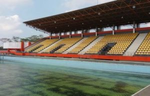 Pasca kehilangan panel listrik untuk menyedot dan membersihkan air kolam, kondisi kolam renang Aquatic Center yang berada di area Komplek Stadion Wibawa Mukti tampak tidak terawat.