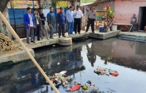 Komisi III DPRD Kabupaten Bekasi saat meninjau kondisi aliran Kali Cilemahabang di Kp. Cabang, Desa Sukaraya, Kecamatan Karang Bahagia.