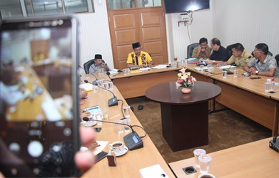 Serdadu Komunitas Cibeet (Sekoci) saat melakukan audiensi dengan Dinas Lingkungan Hidup (DLH) dan Ketua DPRD Kabupaten Bekasi, Sunandar di Ruang Komisi III DPRD Kabupaten Bekasi, Selasa (13/02) siang