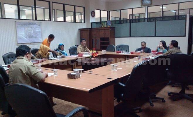Pertemuan antara Komisi I dengan Bapeda di ruang rapat kerja Komisi I DPRD Kabupaten Bekasi, Senin (22/08) kemarin.