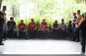 Bupati Bekasi, Neneng Hasanah Yasin saat kongkow sambil berdialog santai dengan awak media di pelataran Hotel Grand Zury Jababeka, Kamis (08/03) kemarin.