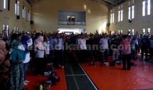 Ribuan buruh saat menghadiri rapat konsolidasi untuk memberikan dukungan kepada Bakal Calon Bupati Bekasi dari Jalur Independent, Obon Tabroni di Gedung PGRI Tambun, Senin (11/04).