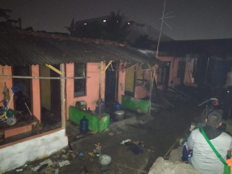 Sebanyak enam petak kontrakan di Kampung Warung Asem Dusun 1 RT02/01 Desa Sumberjaya Kecamatan Tambun Selatan ludes terbakar, Rabu (27/11) dini hari