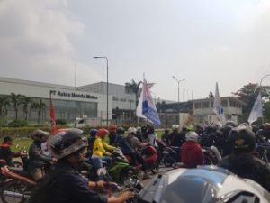 Buruh saat melakukan konvoi menuju komplek perkantoran Pemkab Bekasi, Kamis (28/11).