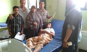 Kapolsek Sukatani saat bersama keluarga Sanin, warga, dan Kepala Desa Cibuntu saat melihat kondisi Sanin di Rumah Sakit, Minggu (04/09).