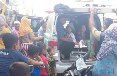 korban dugaan keracunan mie spagheti saat dievakuasi menggunakan ambulance ke RS. Annisa, Senin (13/08) kemarin.