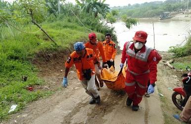 Tim SAR Gabungan saat mengevakuasi jasad korban tenggelam di Sungai Citarum, Selasa (04/12) pagi.