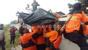 Tim SAR Brimob Den D Polda Metro Jaya berhasil menemukan jasad korban usai melakukan penyisiran sungai Kalimalang sepanjang 3KM, Kamis (25/08).