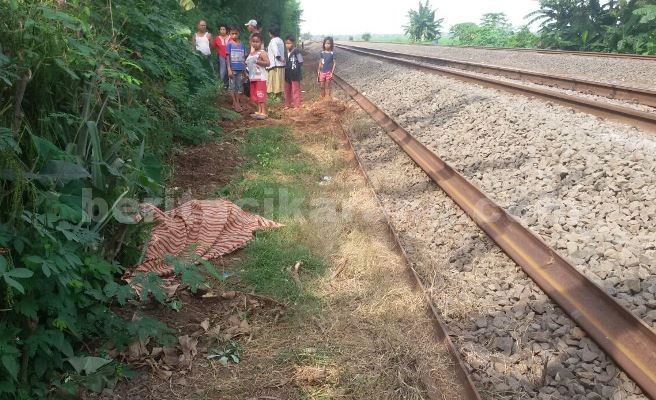 Jasad korban saat masih berada lokasi penemuan di Kp. Baru RT 02/01 Desa Tanjung Baru, Kecamatan Cikarang Timur, Rabu (08/06) sore sekitar pukul 15.30 WIB.