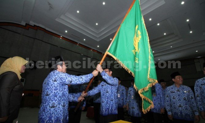 Penyerahan pataka oleh Ketua Pengurus Korpri Jawa Barat, Guntoro kepada Ketua Dewan Pengurus Korpri Kabupaten Bekasi yang baru, H Uju.
