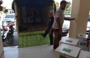 Kotak suara yang berisikan surat suara dari 117 TPS di di Desa Telaga Murni, Kecamatan Cikarang Barat saat tiba di Kantor KPU Kabupaten Bekasi pada Senin (19/08) siang sekitar pukul 12.45 WIB