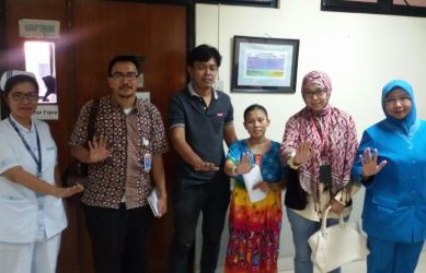 Komisioner KPAD Kabupaten Bekasi, M. Rozak (kedua dari kiri) didampingi Komisioner KPAI Pusat Bidang Kesehatan Bunda Sitti Hikmawatty (kedua dari kanan) saat melakukan kunjungan ke RS. Fatmawati untuk memastikan kondisi bayi dan ibu sehat dan baik-baik saja.