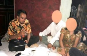 Komisoner KPAD Kabupaten Bekasi, M. Rozak saat mengunjungi kediaman Delima (15) korban persetubuhan di bawah umur di Desa Mangunjaya Kecamatan Tambun Selatan, Rabu (30/01).
