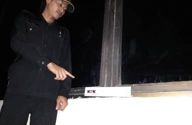 Selain di pintu masuk, jendela seluruh ruangan di lantai 1 kantor Dinas PUPR Kabupaten Bekasi juga disegel oleh KPK, Minggu (14/10).