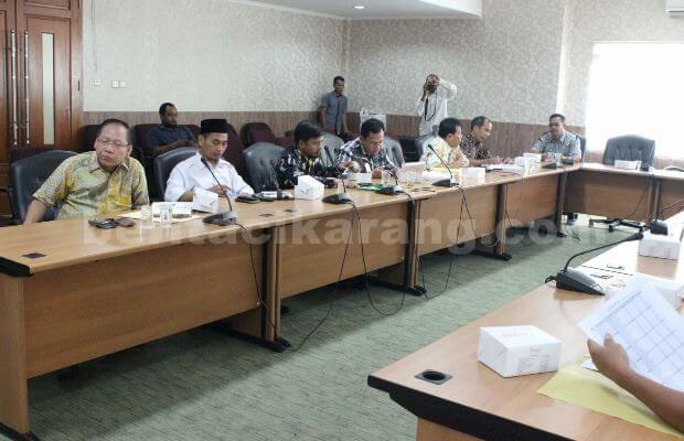 Komisioner KPU Kabupaten Bekasi dan Kepala Badan Kesbangpol Kabupaten Bekasi saat memenuhi undangan Komisi I DPRD Kabupaten Bekasi untuk membahas persiapan Pemilihan Kepala Daerah Kabupaten Bekasi tahun 2017, Kamis (18/08)