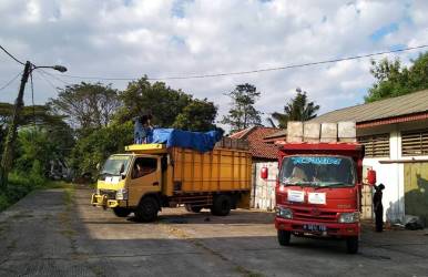 Logistik untuk Pilgub Jabar yang siap didistribusikan ke PPK dari Kantor KPU Kabupaten Bekasi, Selasa (19/06).