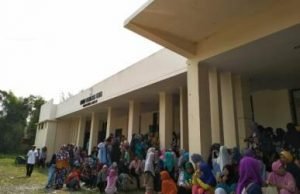 Ratusan warga mulai berdatangan dan memadati halaman Kantor KPU Kabupaten Bekasi untuk melipat surat suara, Kamis (07/06) pagi.