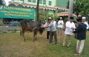Komandan Korem 051/WKT Kolonel Inf. Bobby Rinal Makmun menyerahkan hewan qurban kepada panitia qurban, Rabu (22/08).