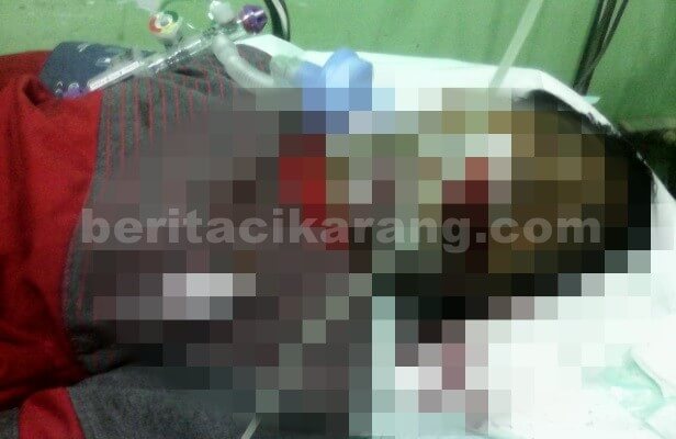 Pria tanpa identitas yang mengendarai sepeda motor Suzuki Smash dengan nomor polisi B 4315 MA saat menjalani perawatan intensif di RS. Medika Tambun dengan penanganan anggota Laka Polsek Tambun, Aiptu Rusyamdi.