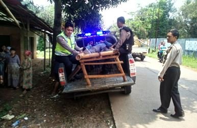 Anggota Polsek Setu saat membawa korban 'Adu Banteng' dengan kursi bambu di atas mobil patroli karena tidak ada ambulance.