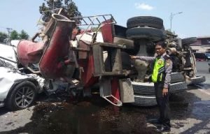 Sebuah truk molen menimpa mobil Toyota Fortuner di Jl. Urip Sumoharjo, Kp. Kali Ulu RT 01/01, Desa Karang Raharja, Kecamatan Cikarang Utara, Minggu (15/09) kemarin