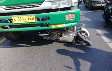 Sepeda motor korban yang terlindas truk bernomor polisi B 9695 FEH di Jl. Raya Sultan Hasanudin, Desa Tambun, Kecamatan Tambun Selatan, Selasa (18/06).
