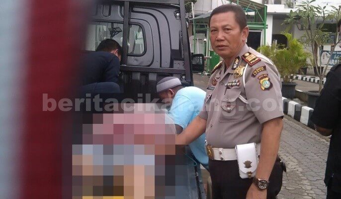 AKP. Joko Warsito saat mendampingi korban yang meninggal dunia saat berada dalam perjalanan ke RS Annisa Cikarang, Senin (15/08).