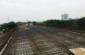 Proses pengerjaan lantai jembatan di Fly Over Tegal Gede.